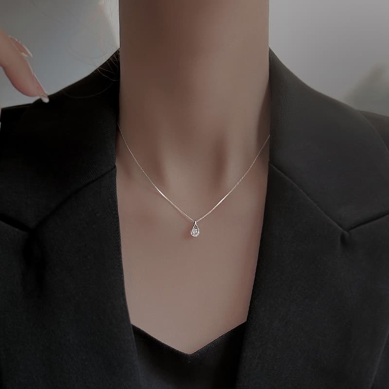 シルバー ネックレス 上品な雫モチーフのペンダント