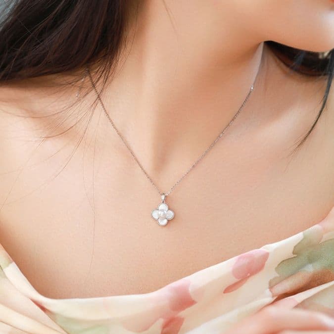 シルバー ネックレス シルバー ネックレス 四つ葉の真珠ペンダント