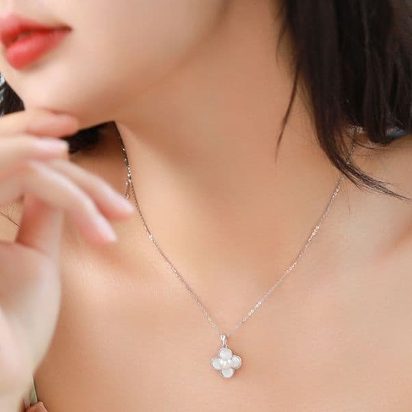 シルバー ネックレス シルバー ネックレス 四つ葉の真珠ペンダント