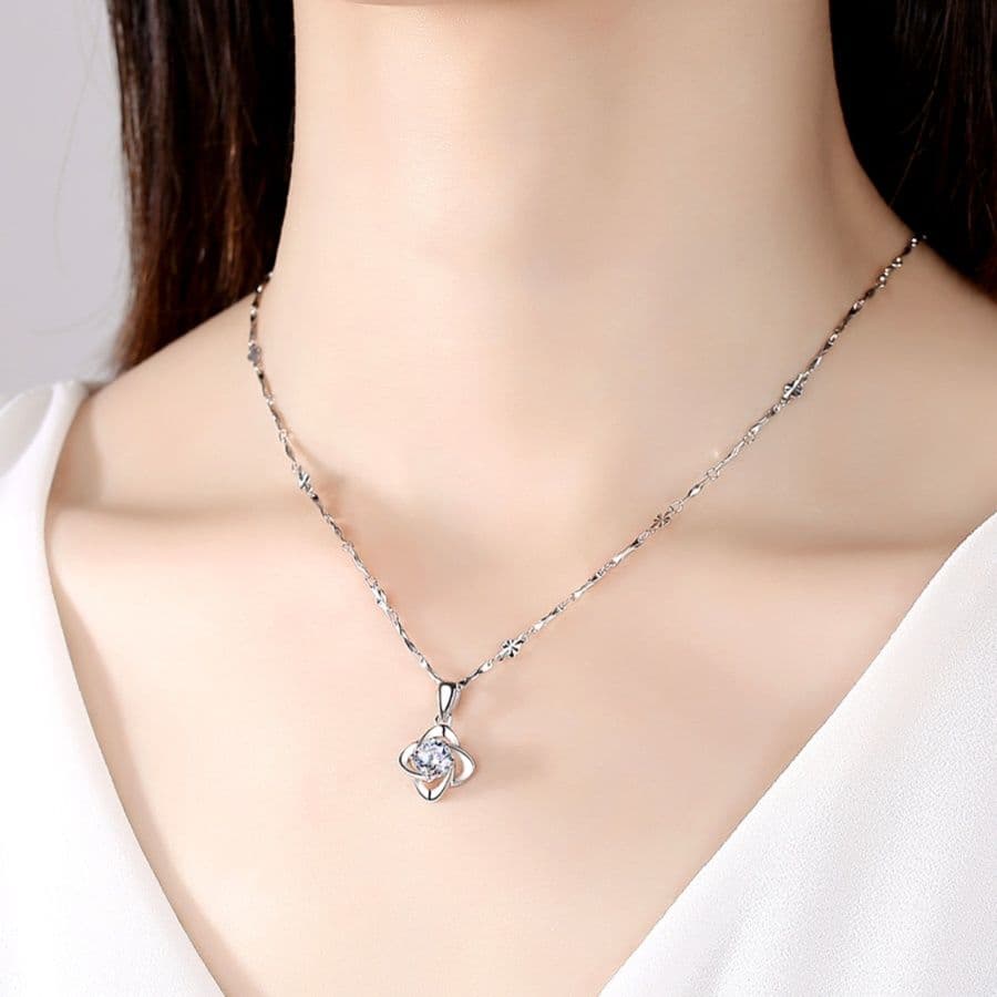 シルバー ネックレス 上品な花モチーフ クリスタルペンダント