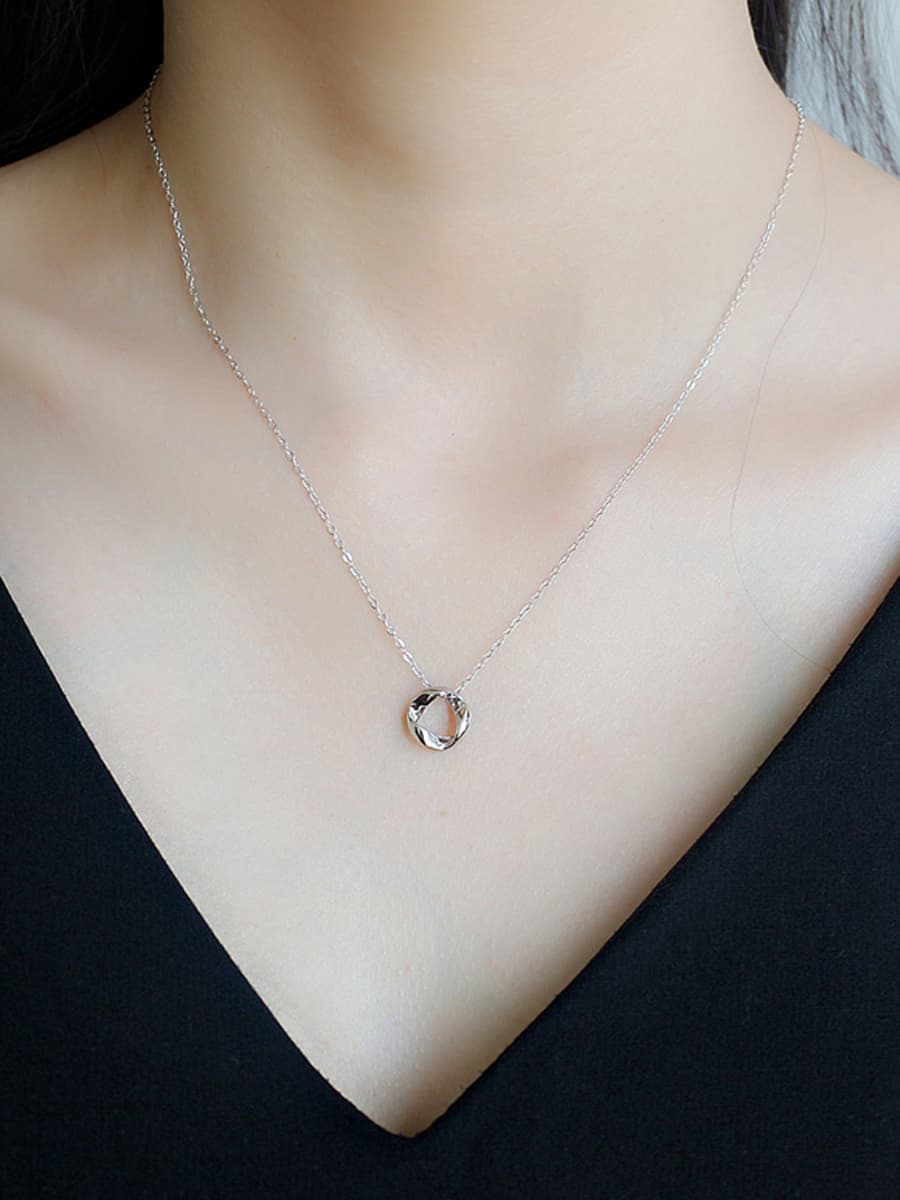 シルバー ネックレス シルバー ネックレス ねじれ輪モチーフペンダント