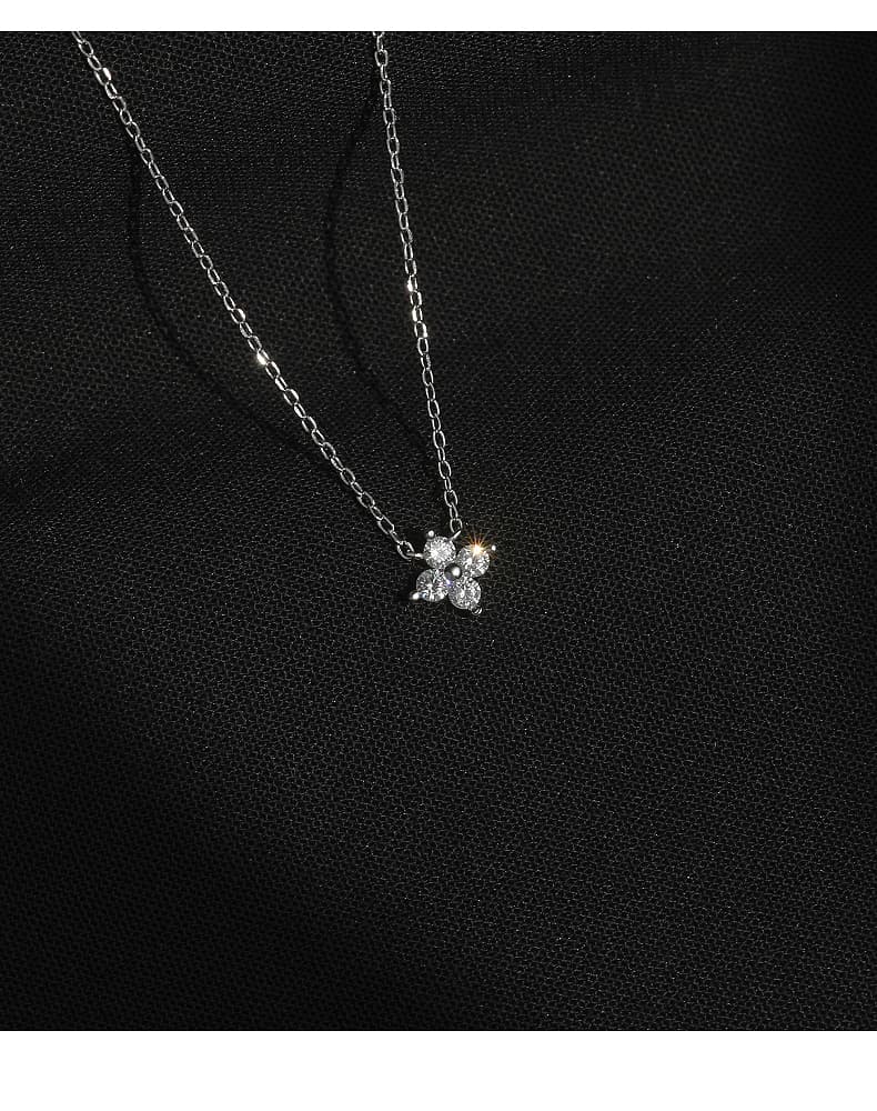 シルバー ネックレス シルバー ネックレス 四つ石の花モチーフペンダント