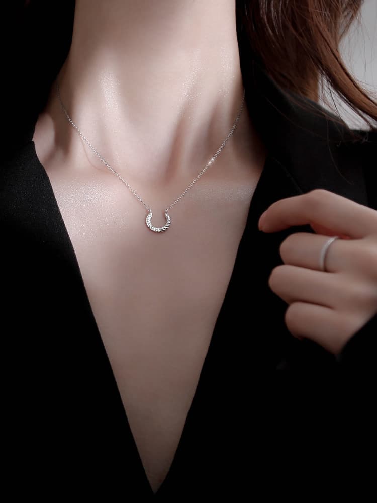 シルバー ネックレス シルバー ネックレス 半月の煌めき ペンダント