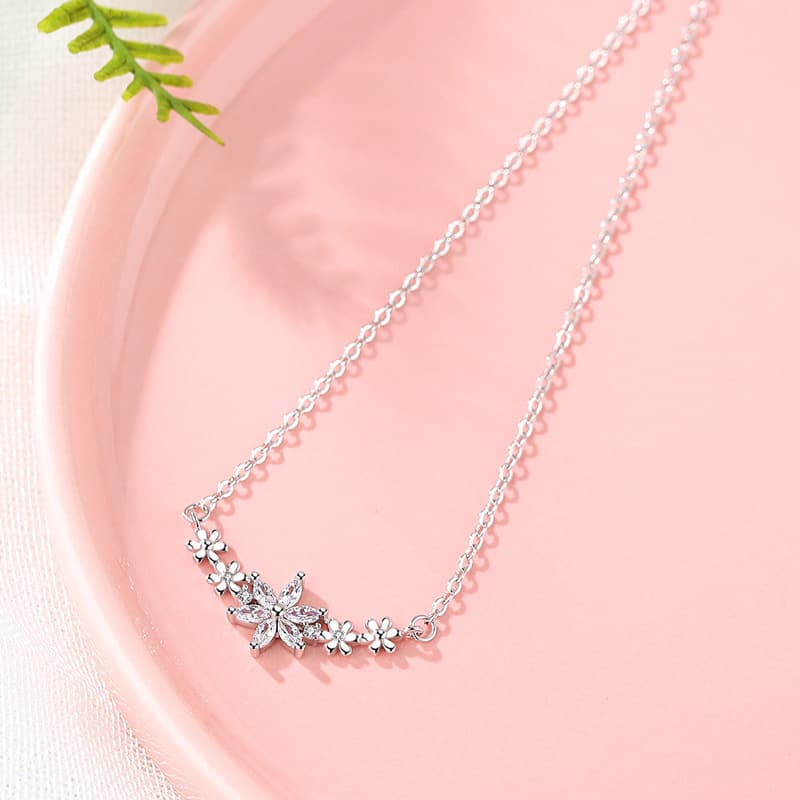 シルバー ネックレス きらめき小花のネックレス