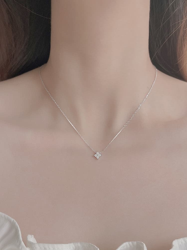 シルバー ネックレス シルバー ネックレス 四つ石の花モチーフペンダント